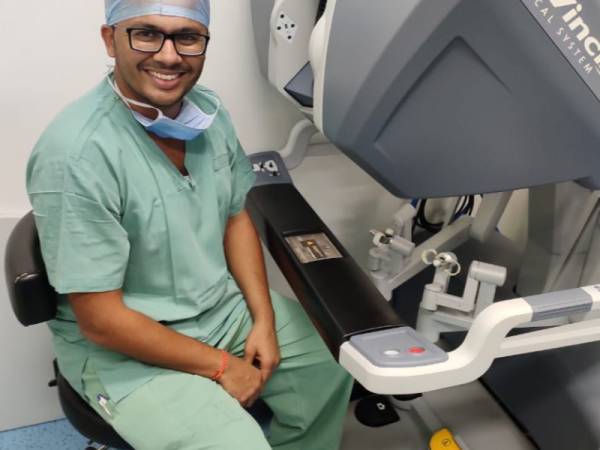 Urine specialist doctor in Dhanbad - Dr. Saket Narnoli